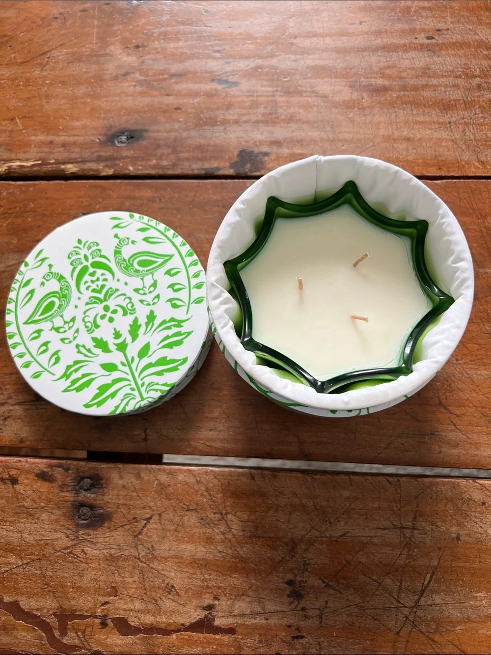 D.L. & Co. White Honeysuckle Candle in Green Glass/Box - 10 ounce, 60hours